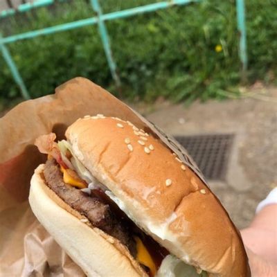 バーガーキング 新宿：都市の喧騒とハンバーガーの哲学