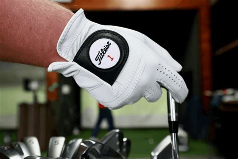 What Hand Do You Wear Golf Glove: A Dive into the Unpredictable World of Golfing Traditions